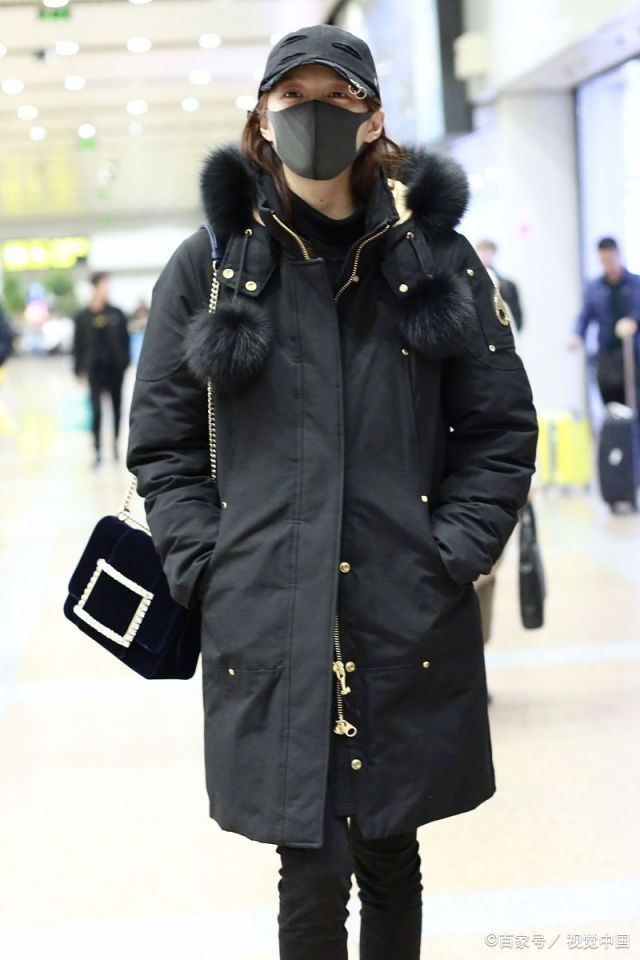 关晓彤亮相北京机场,黑色长款羽绒服保暖帽子口罩一样不少!